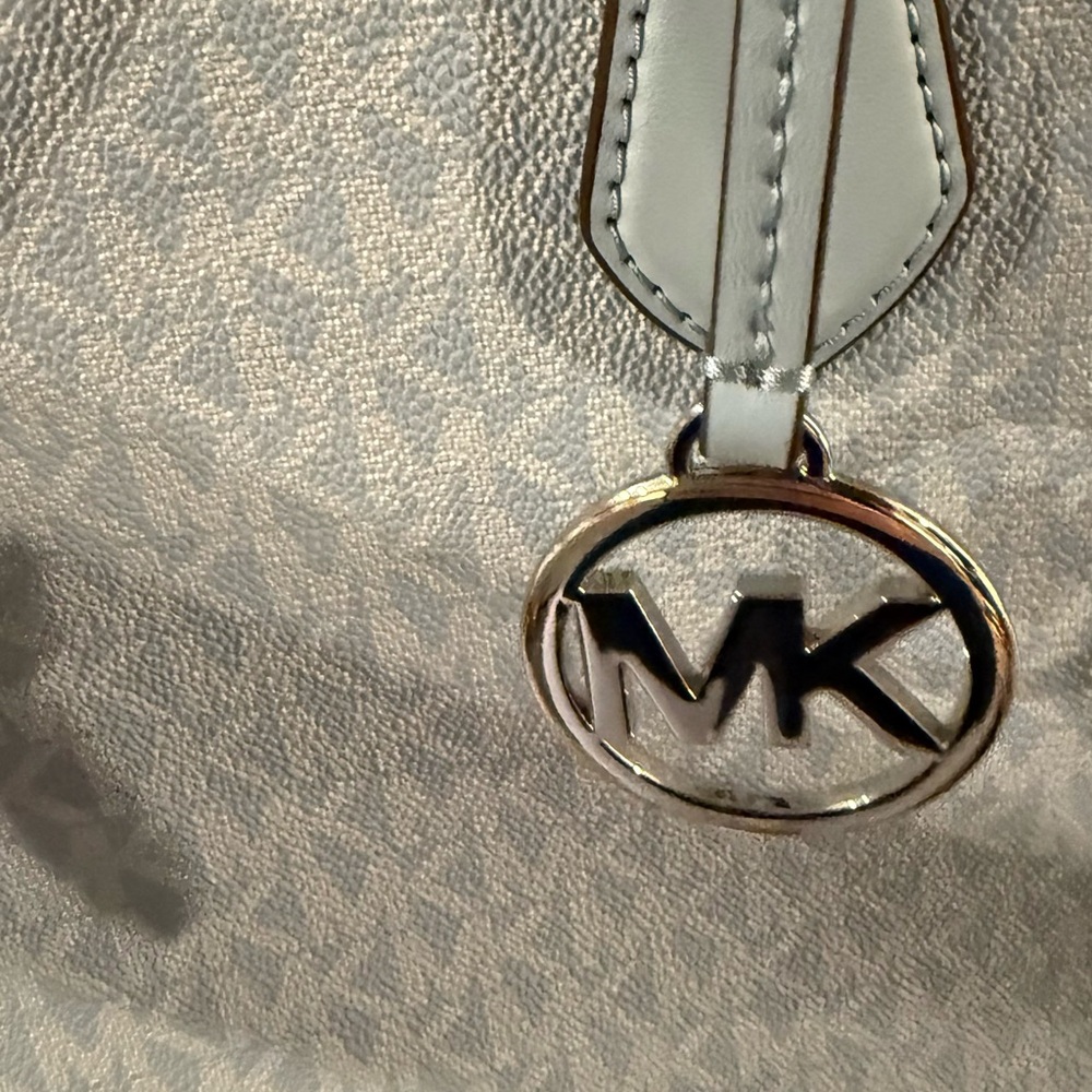 Michael Kors Sky Blue Sheila Signature Tote NWT - Picture 5 of 10